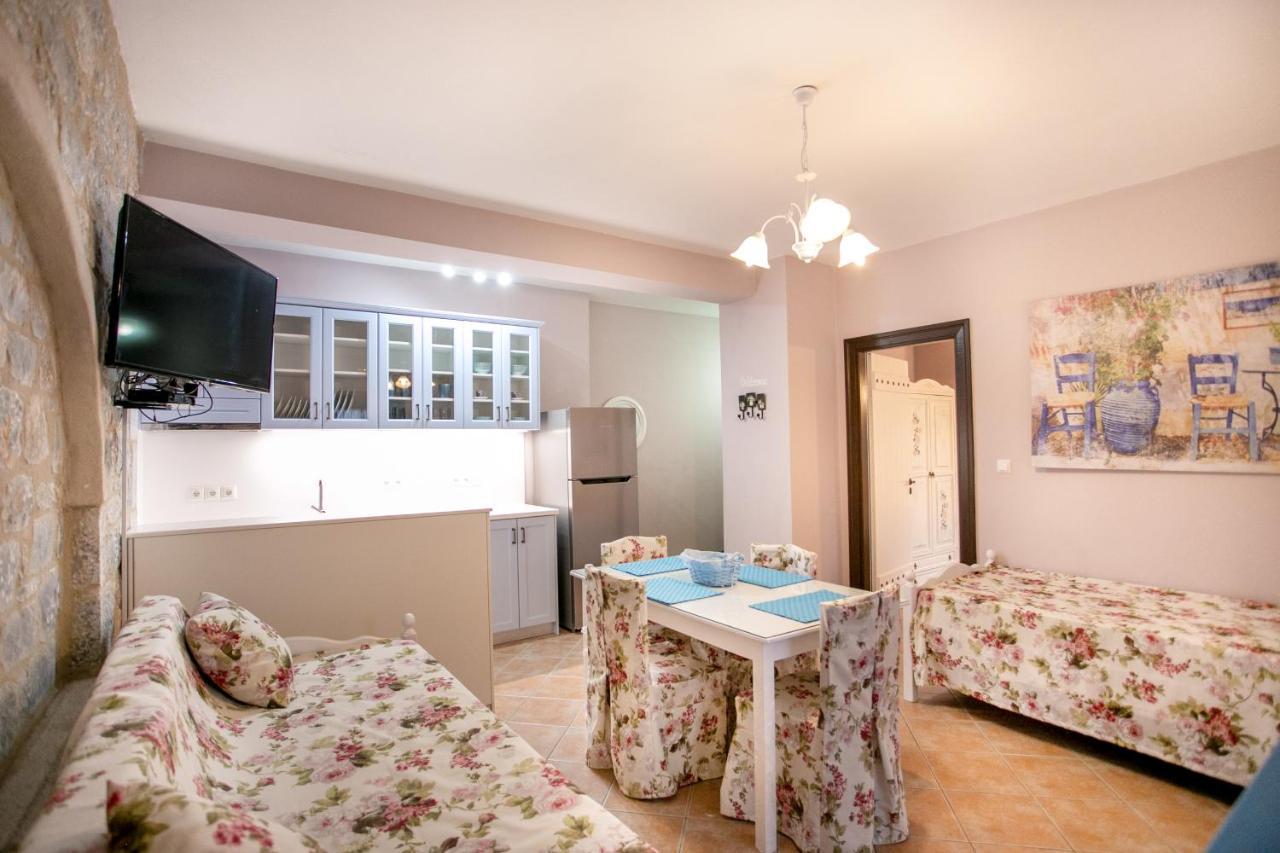 Traditional Apartments Plagiaki Néon Oítilon Kültér fotó