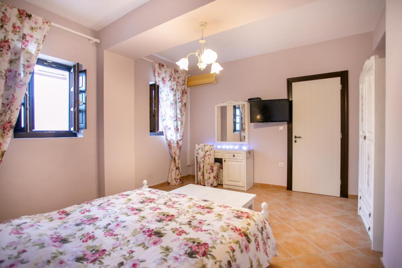 Traditional Apartments Plagiaki Néon Oítilon Kültér fotó