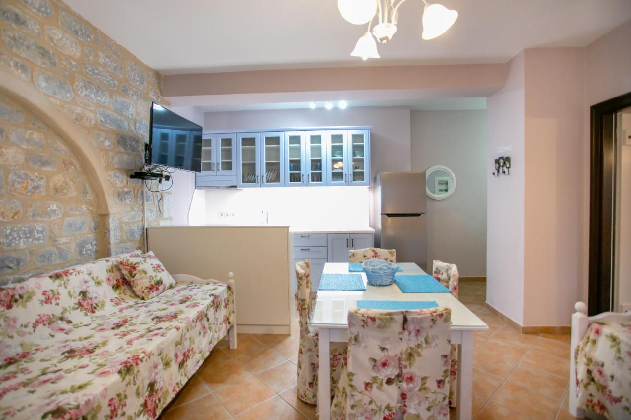 Traditional Apartments Plagiaki Néon Oítilon Kültér fotó
